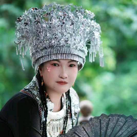 小何
