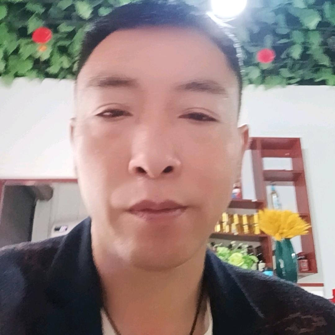 农村洪哥爱音乐，爱唢呐乐器。