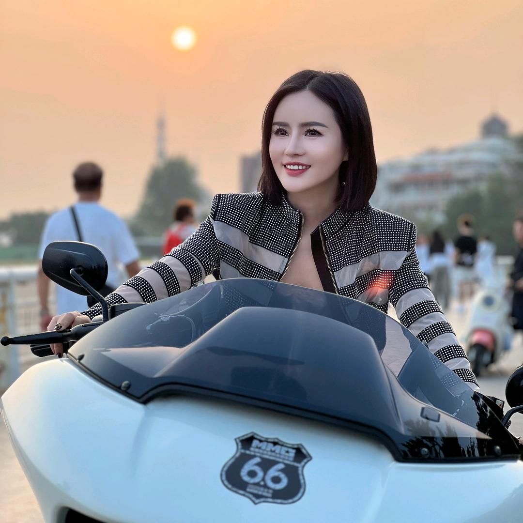 战旗小姐姐