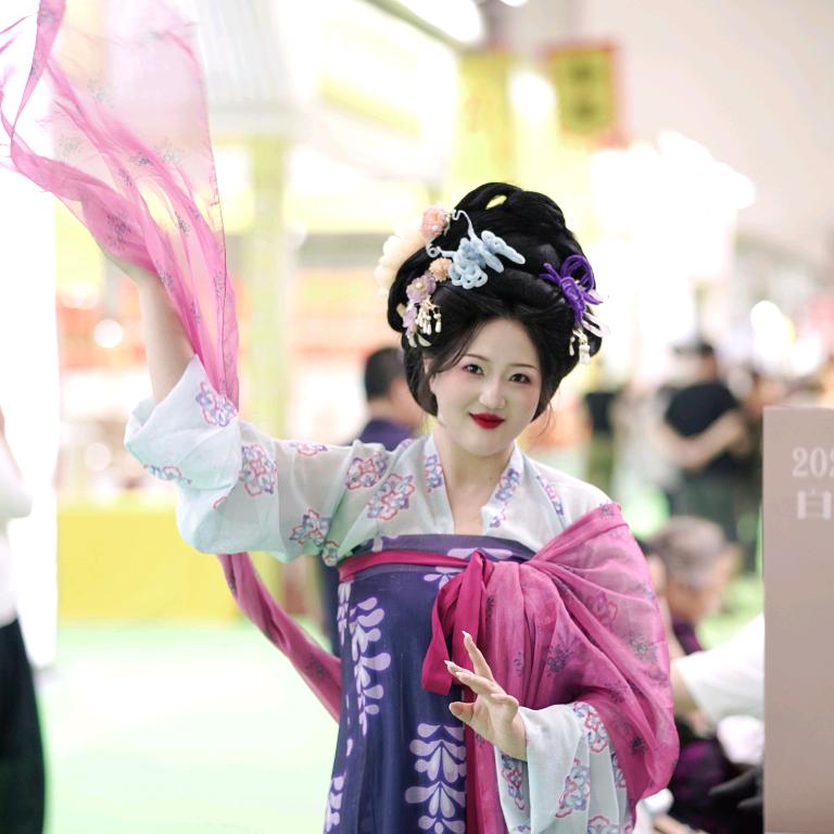 穿汉服的唯伊咪宝