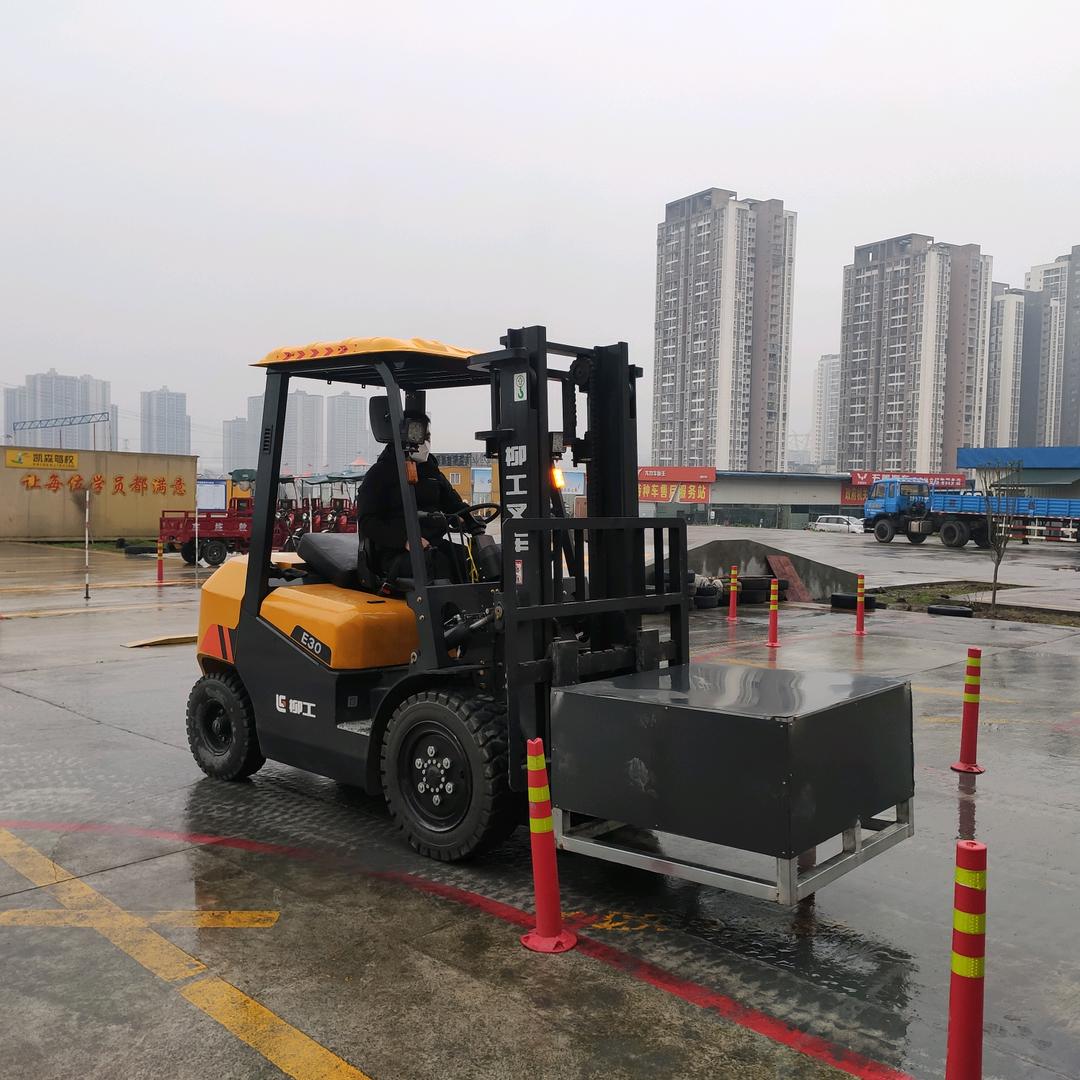 大学城叉车培训兰教练