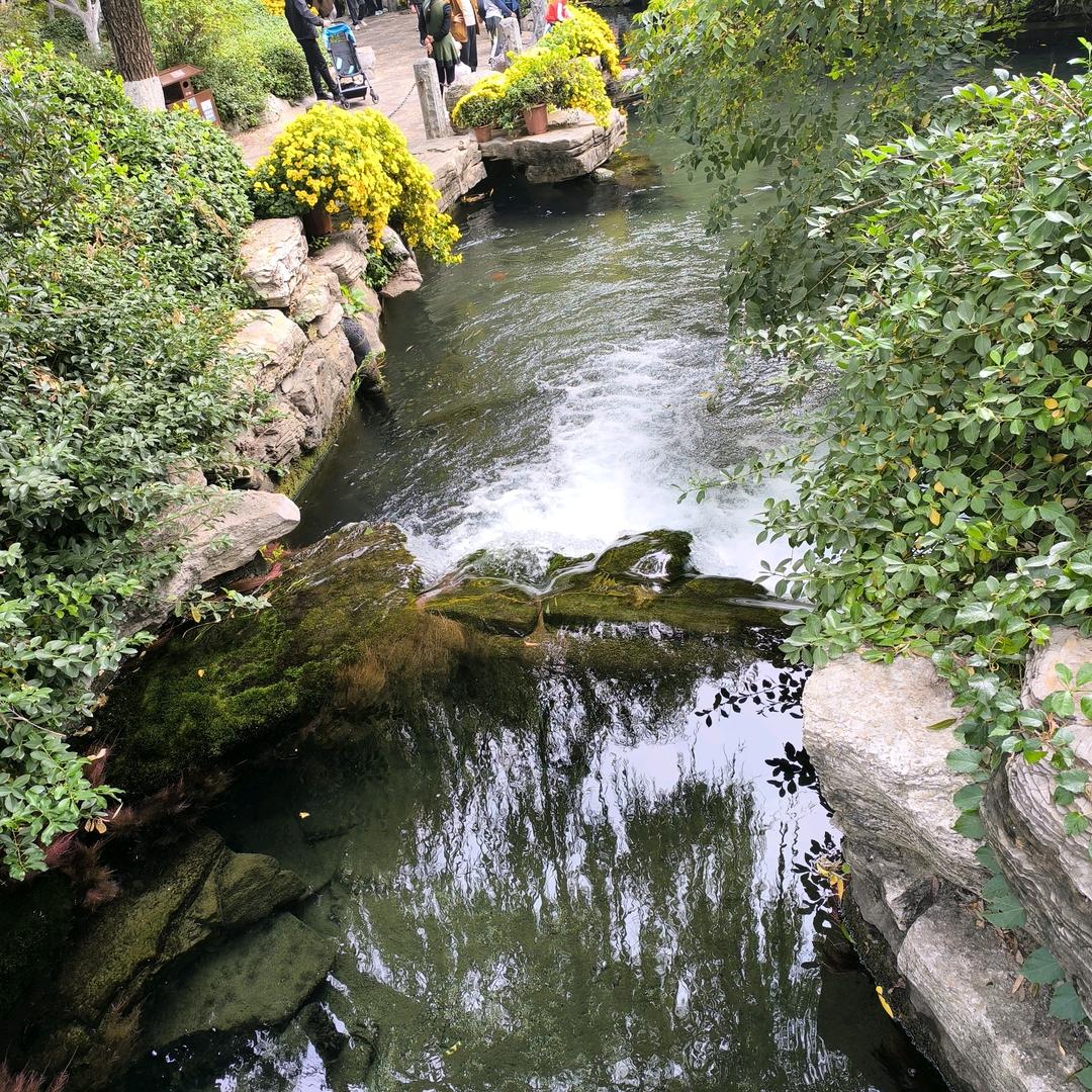 一个卖运动装的小姐姐