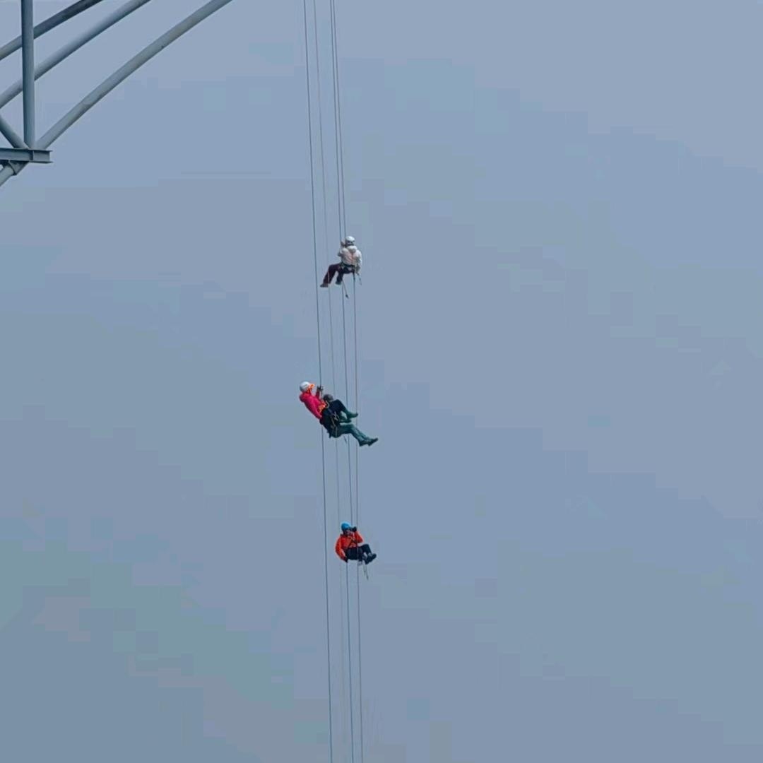 《  安安》高空作业