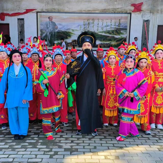 明明，山连大花轿。