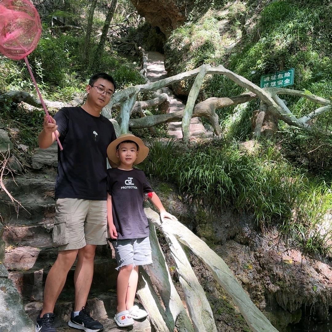 在盘龙城开烤鸭店的六爸