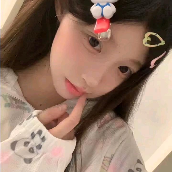 阴暗疯批蟑螂小老太