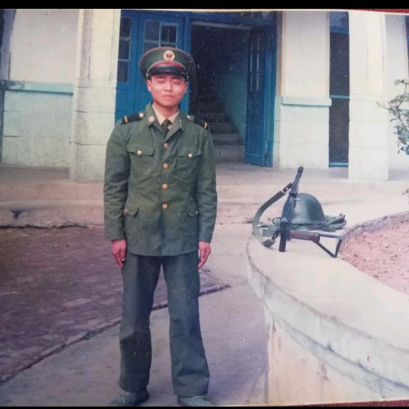 退伍兵，优秀党员，三等功荣誉。