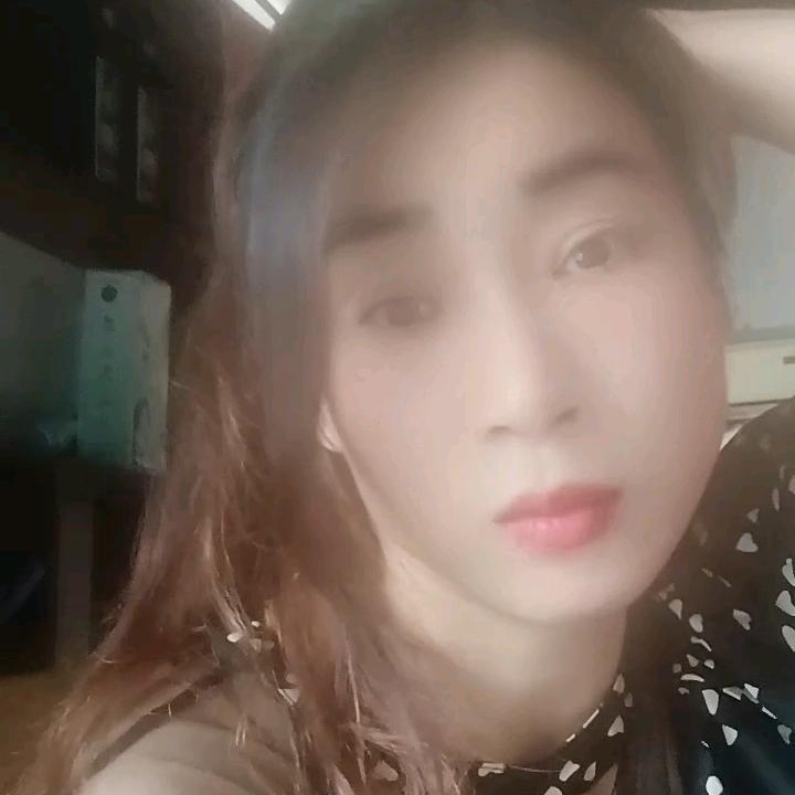小何。
