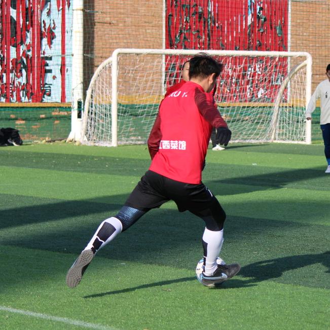 踢足球的水瓶座