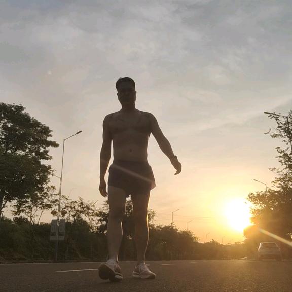 福山志晟建材瓷砖，老二搬砖奔跑