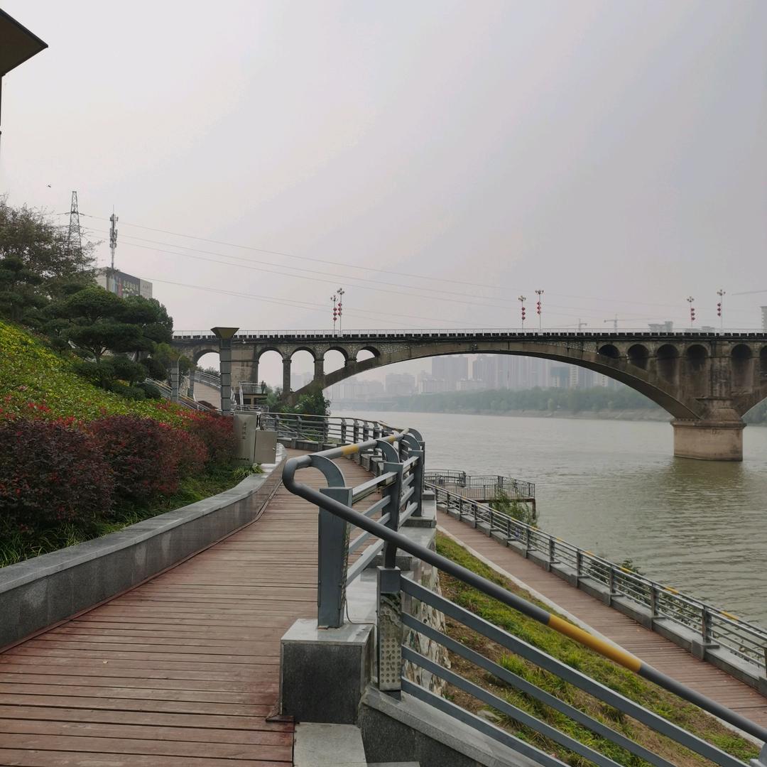 小手冰凉。