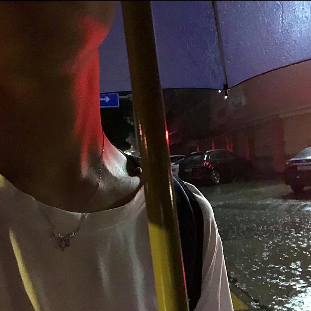 老公偷穿蕾丝内裤在外面当0