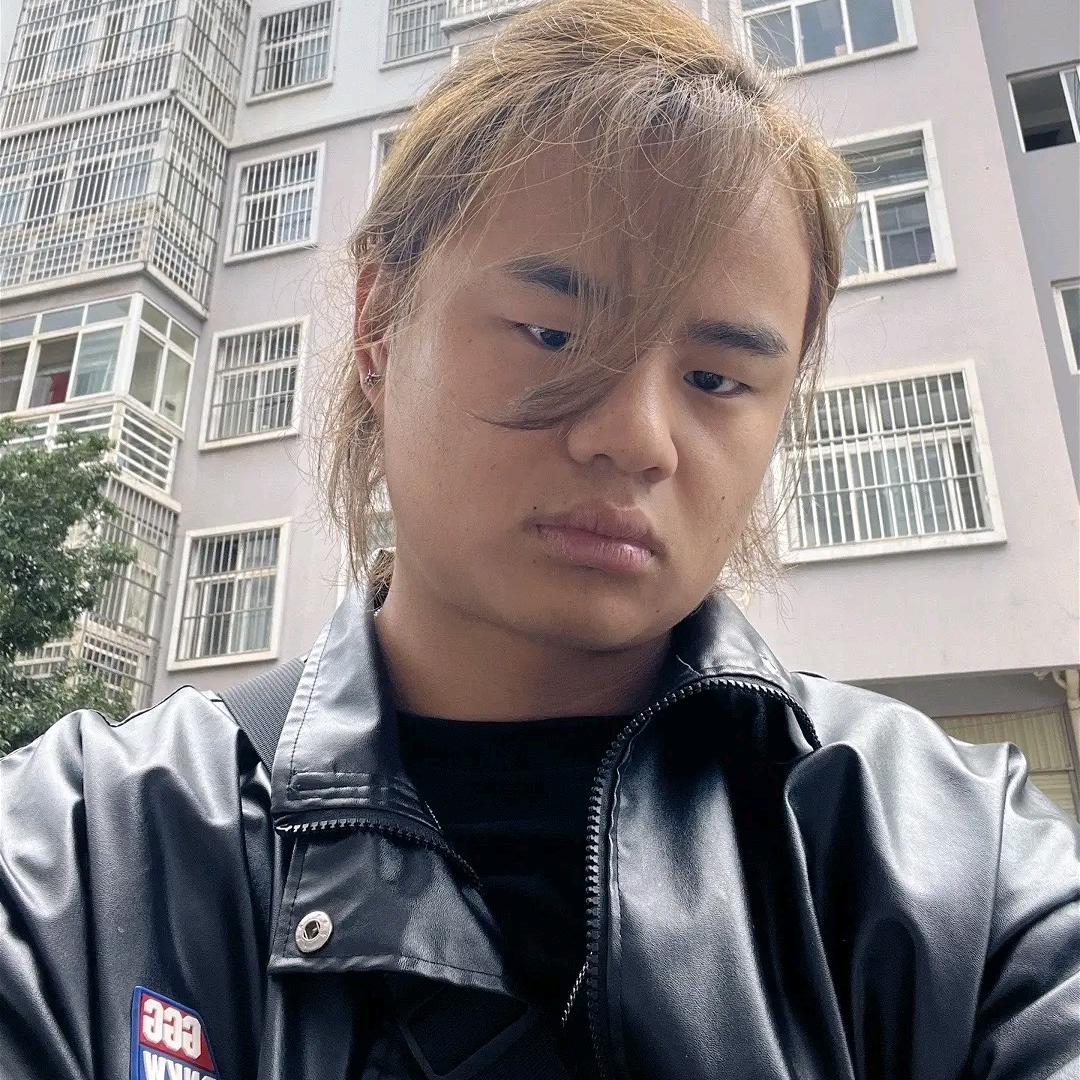 忧郁男主持放纵过度兜不住屎惨遭护工暴打