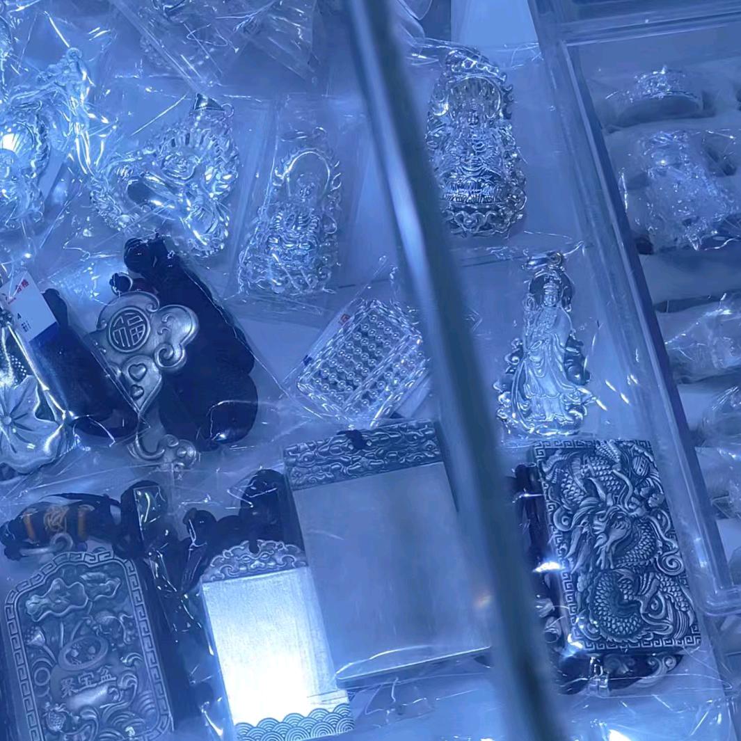 开着宝马吃泡面