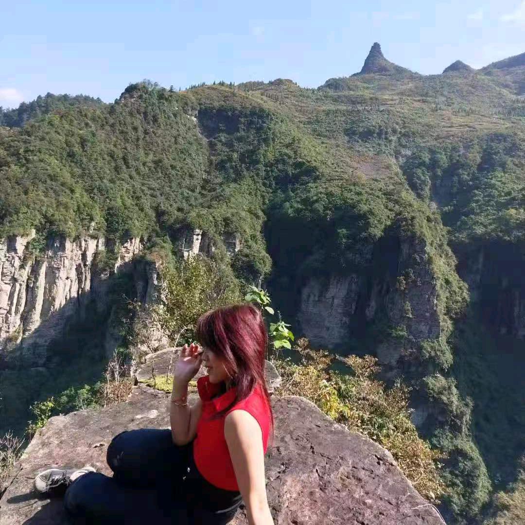 70后单身月儿，独自漫步石头山