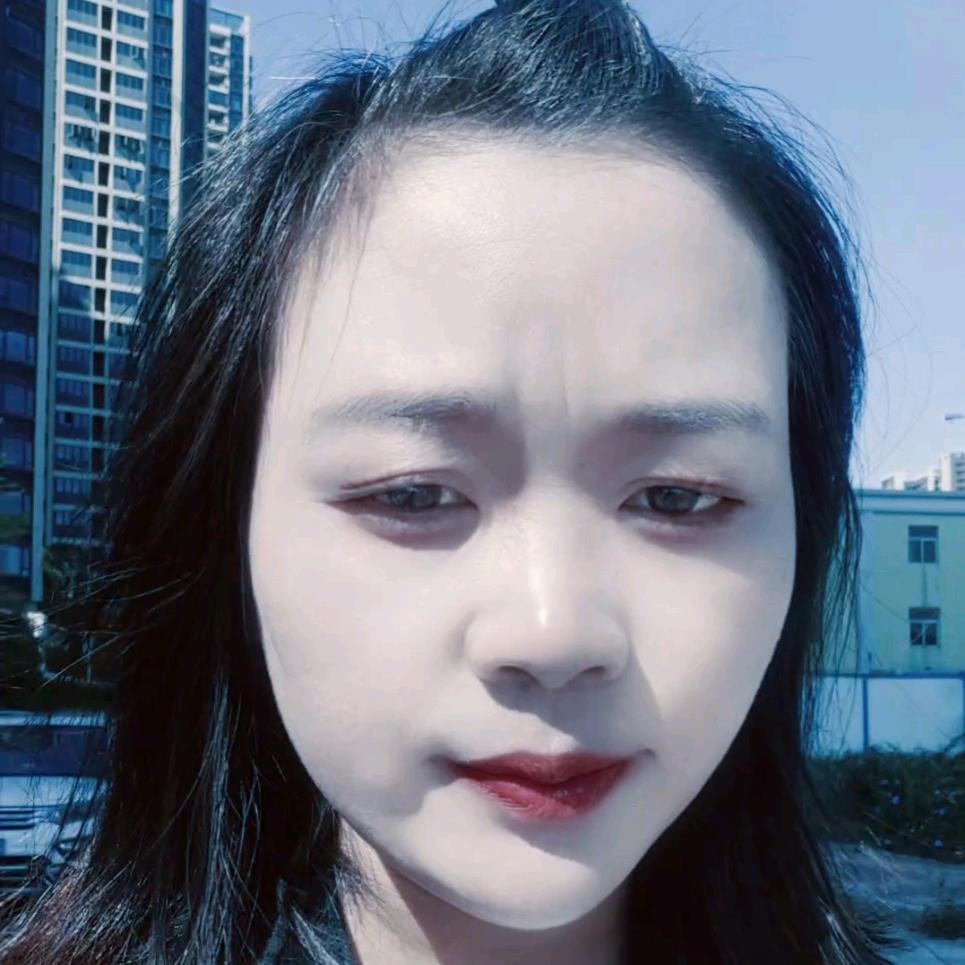 面带微笑