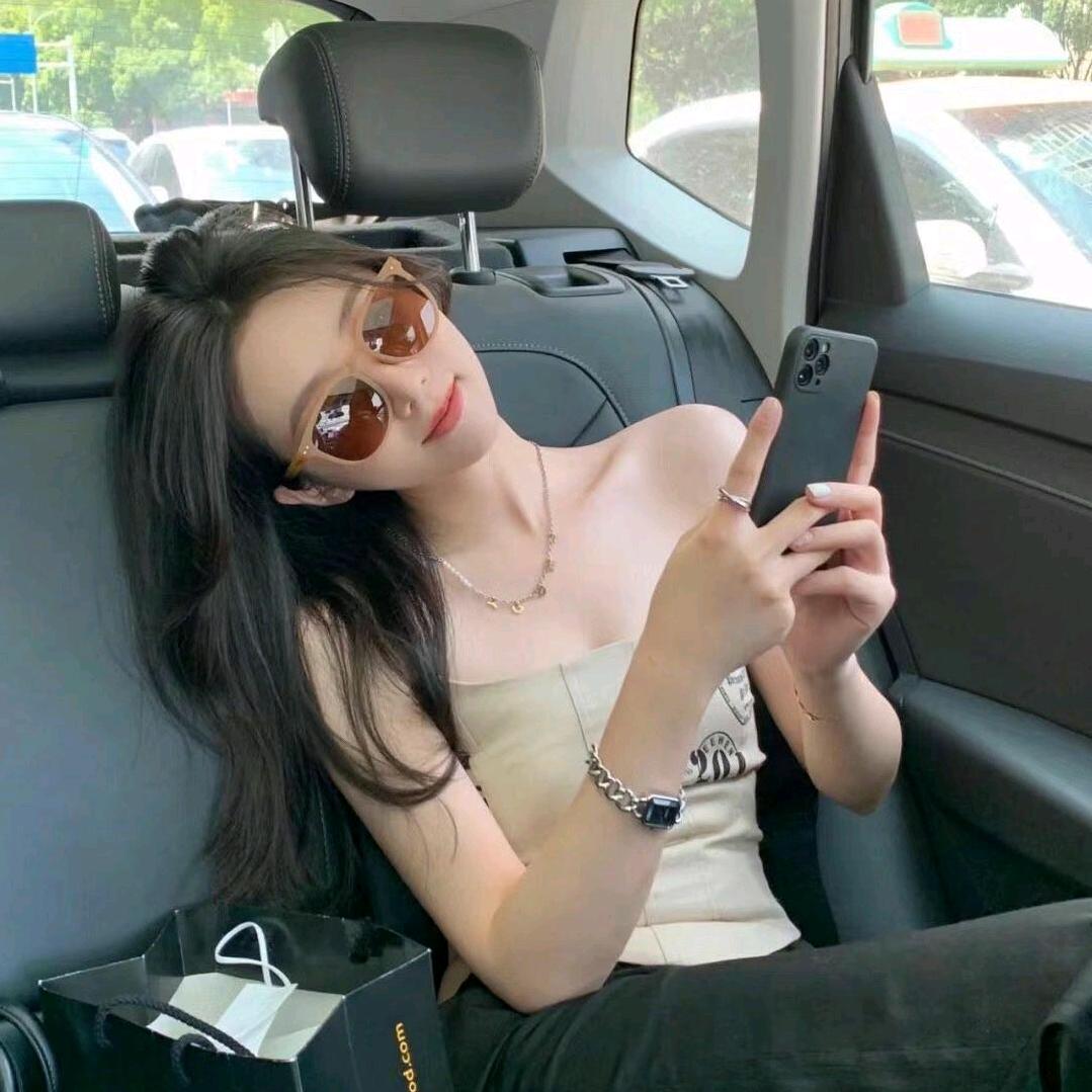 不穿内搭的美妮