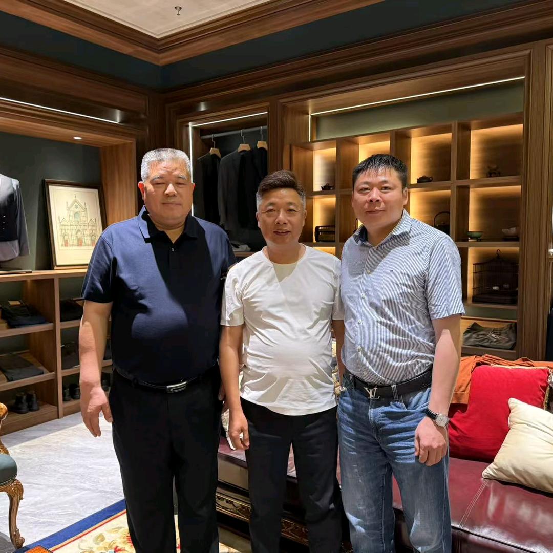 衬衫老罗杨光