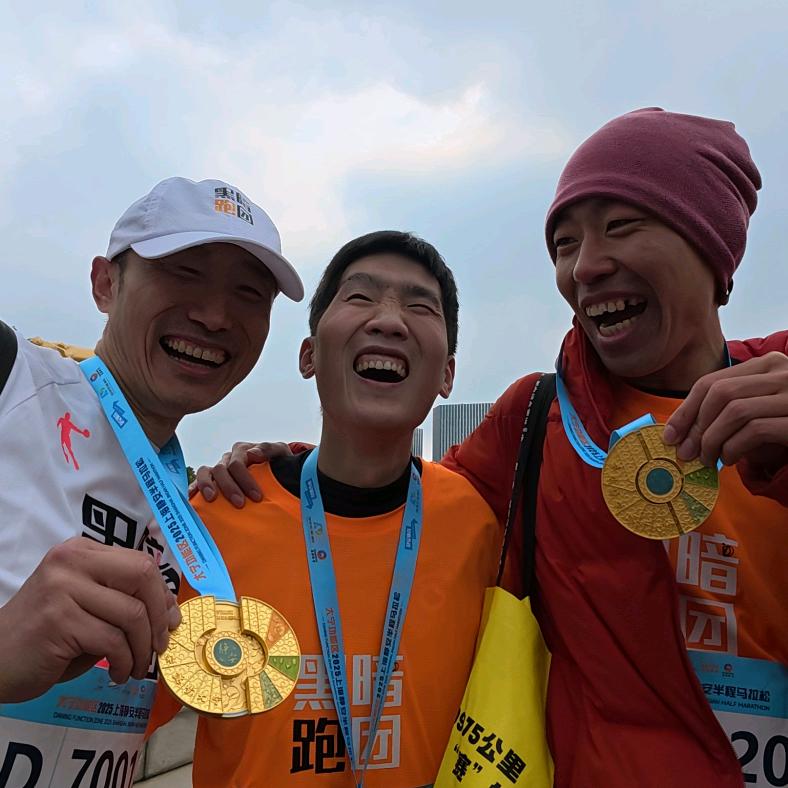 谭走鱼尾纹