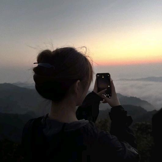 享受养生的年轻人