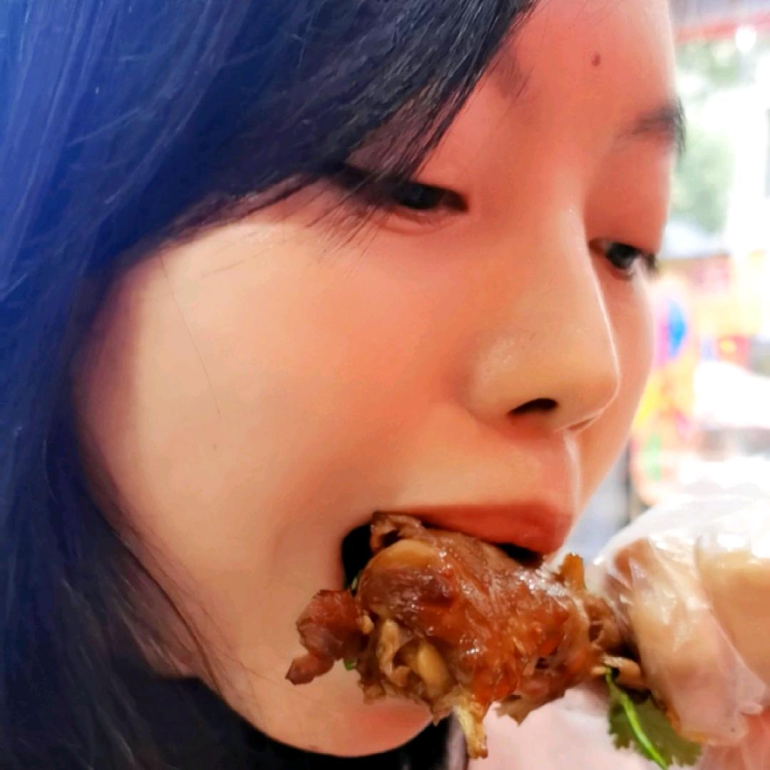蓝蓝爱扒舞（新化艳吃货）