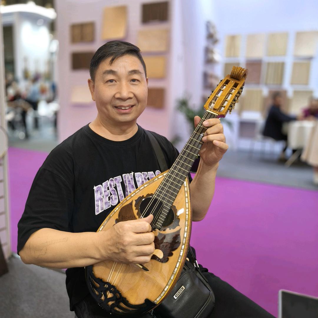 弹吉他的康师傅