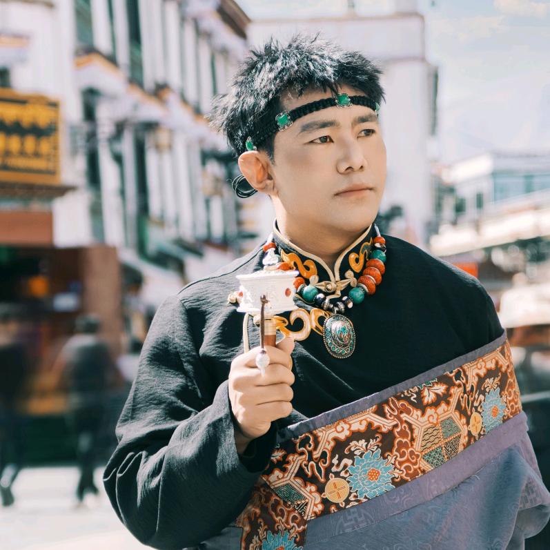 雪山男子