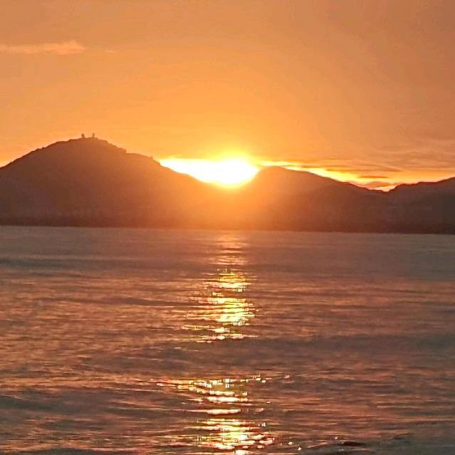 村里有个姑娘叫小芳