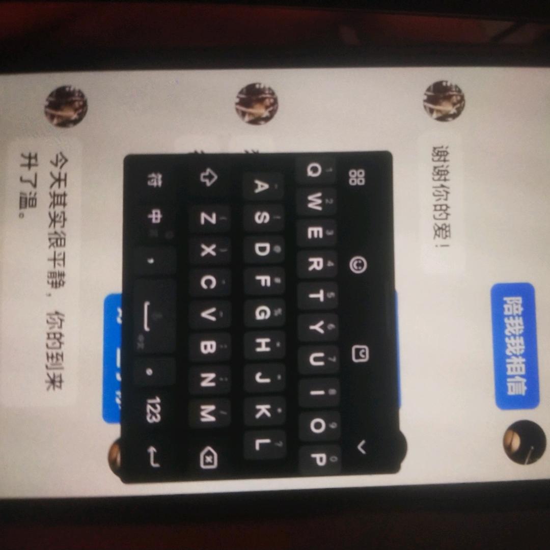 深夜吃花甲的女人