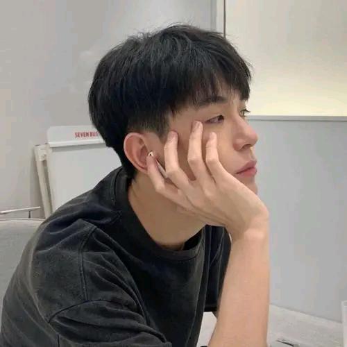 沙滩上的鱼块