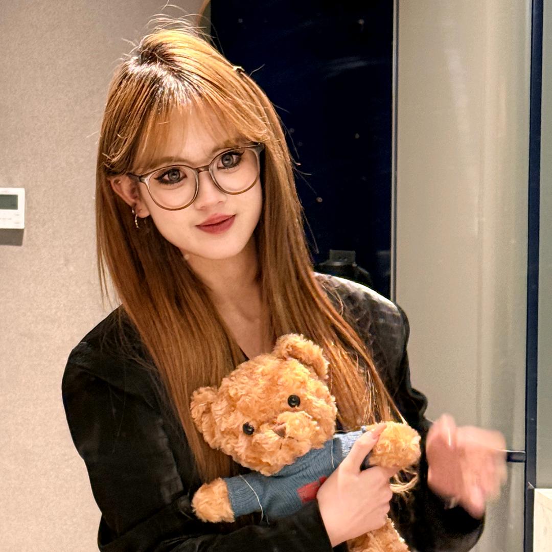 李思莞.