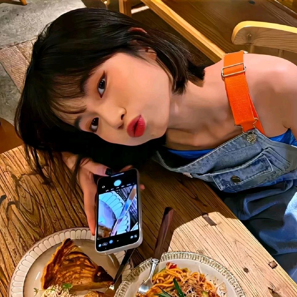 小馋馋吃不饱😘