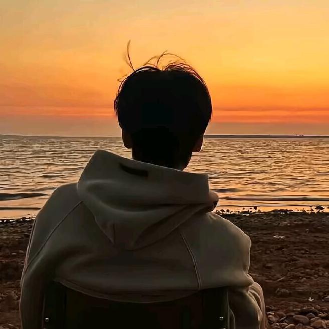 阴天傍晚车窗外