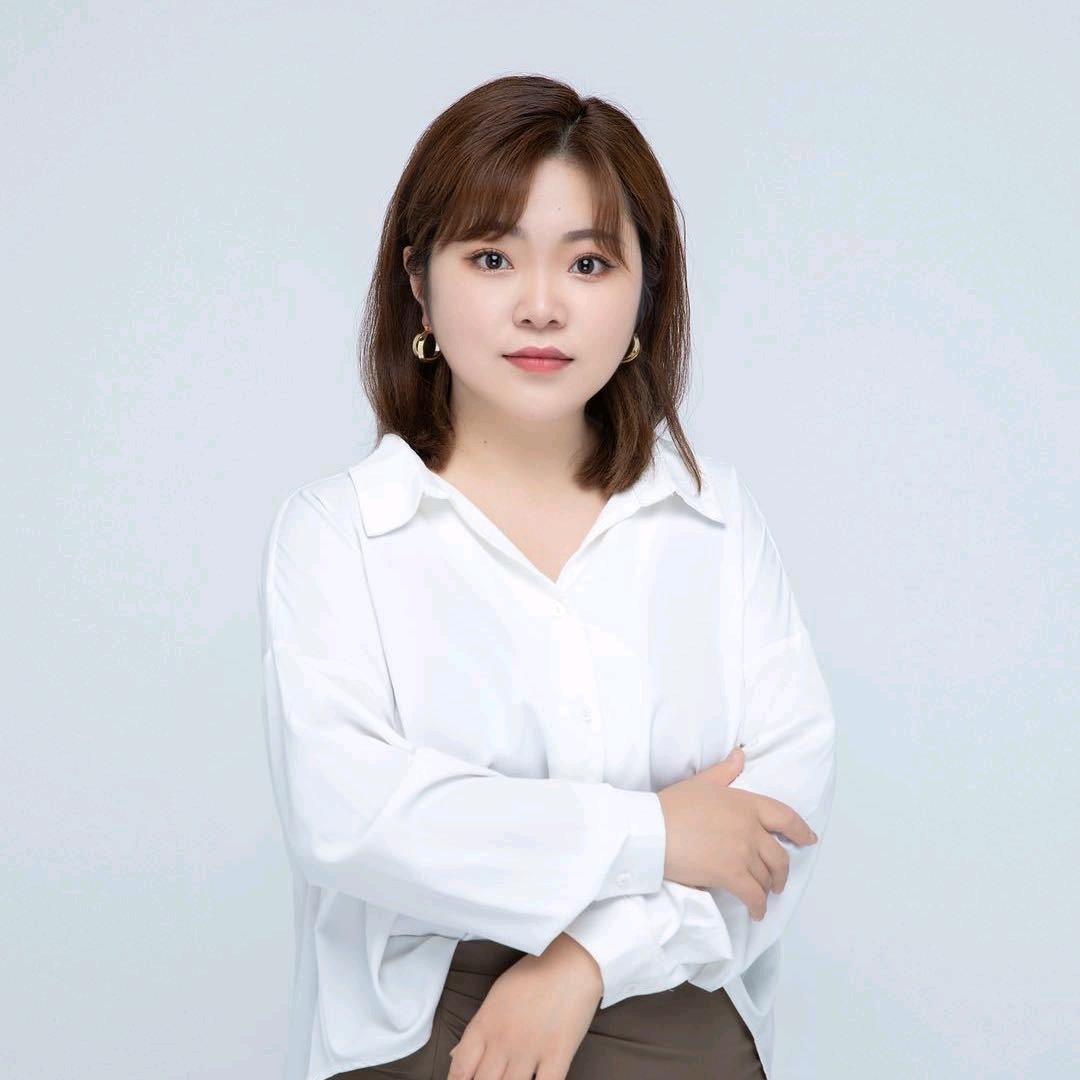 小颖婚纱礼服馆--芳芳老师