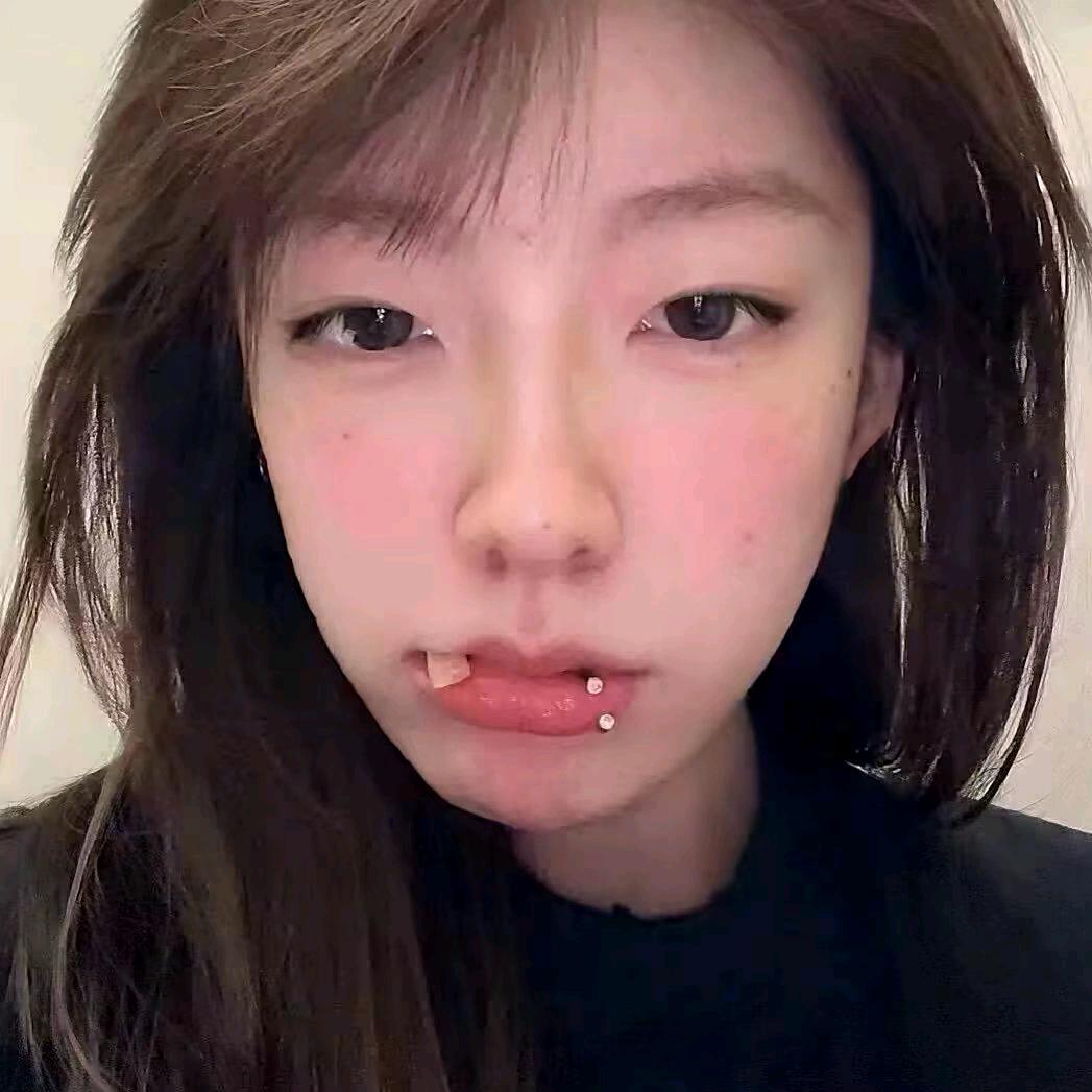穿女仆装跳性感钢管舞的总裁半夜爬起来挑粪