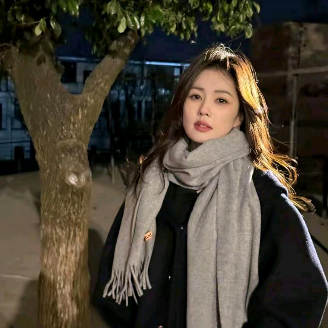 今天白梦妍露牙笑了吗