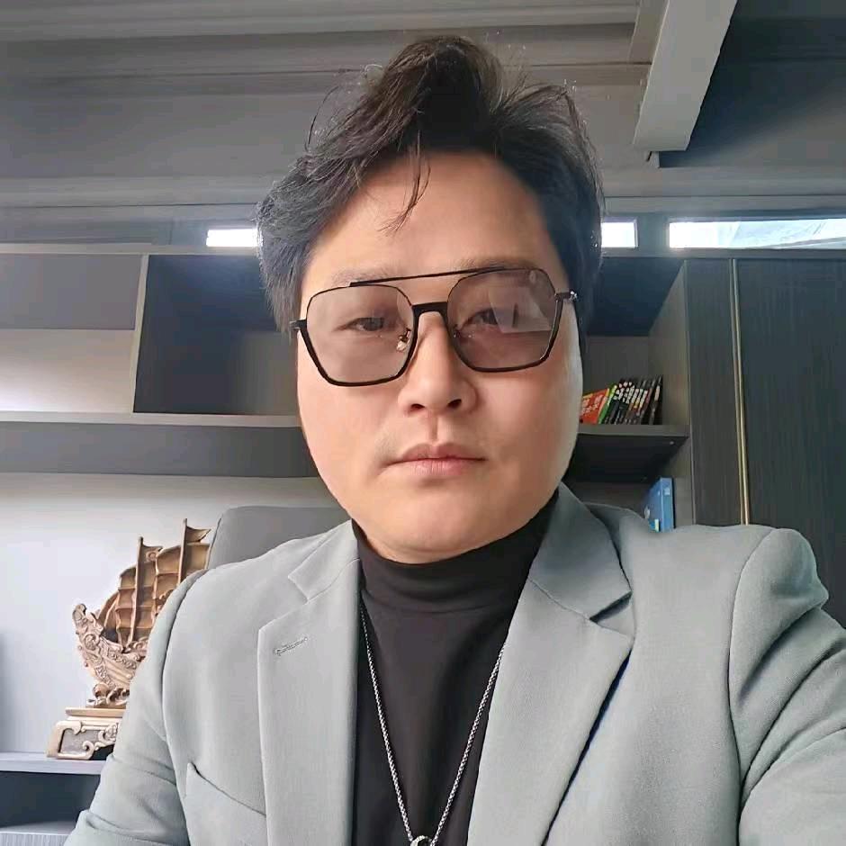 成都美蛙鱼源头底料工厂~墨镜哥