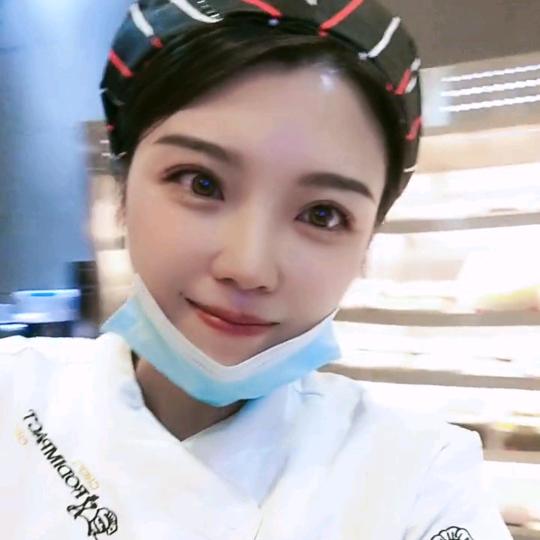 拉萨堆龙锅盔凉粉店，小樊。