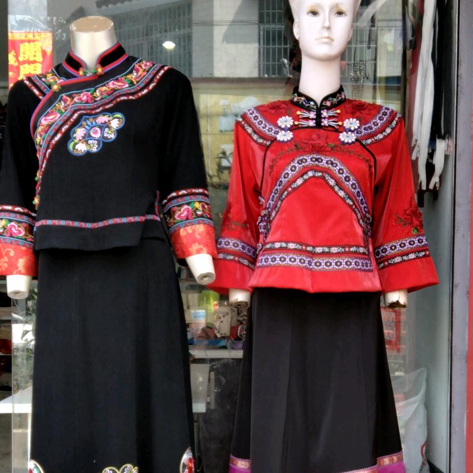安龙姐妹民族服装