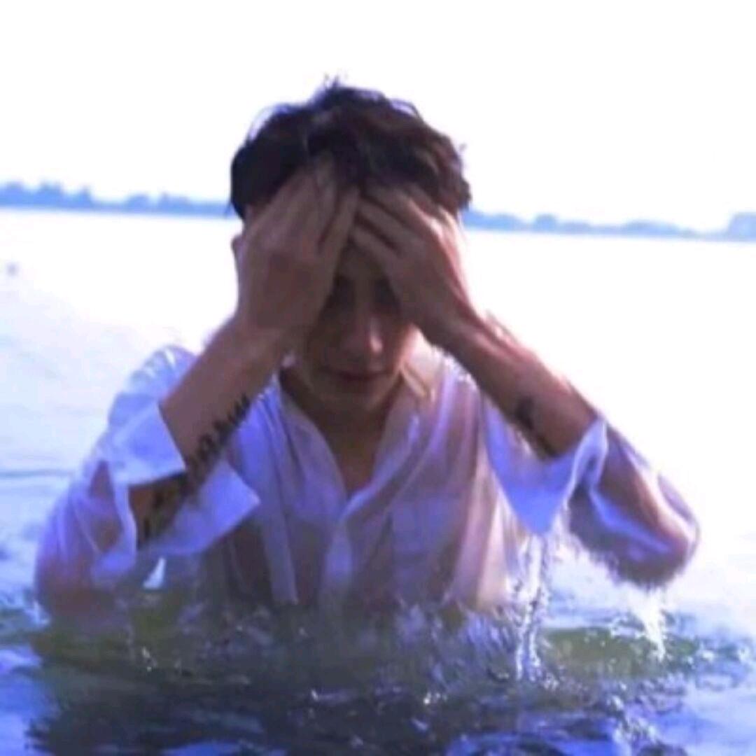 骑着哈罗跑外卖