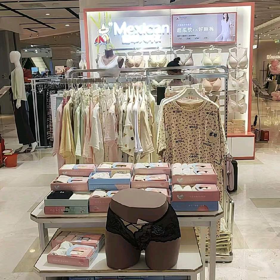 开源路丹尼斯三楼稻草人专柜