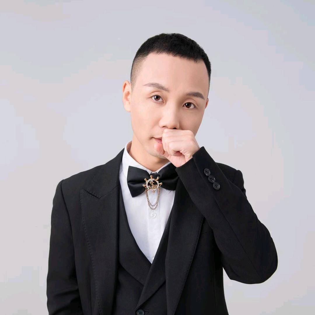 罗 百 万