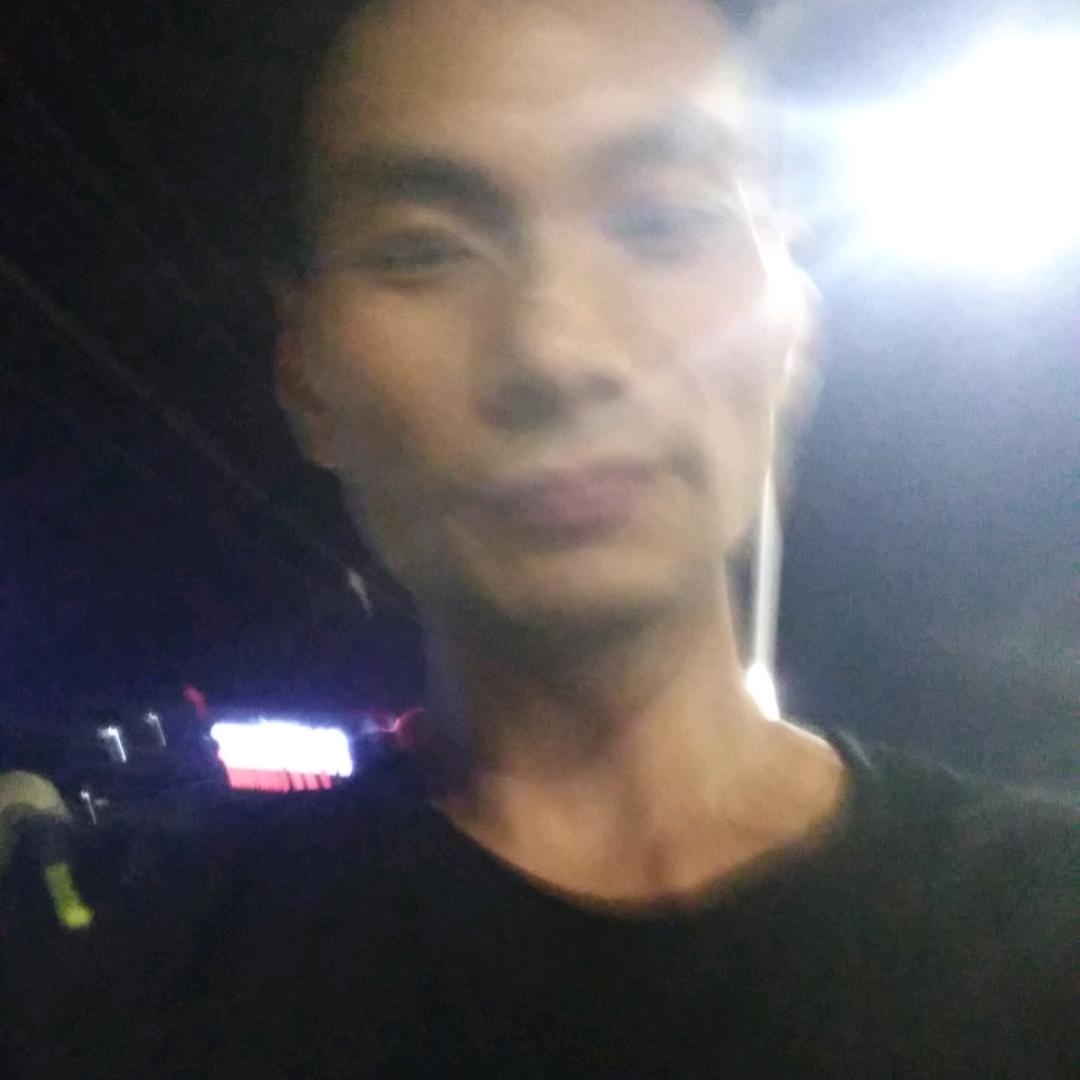 小王刮腻子