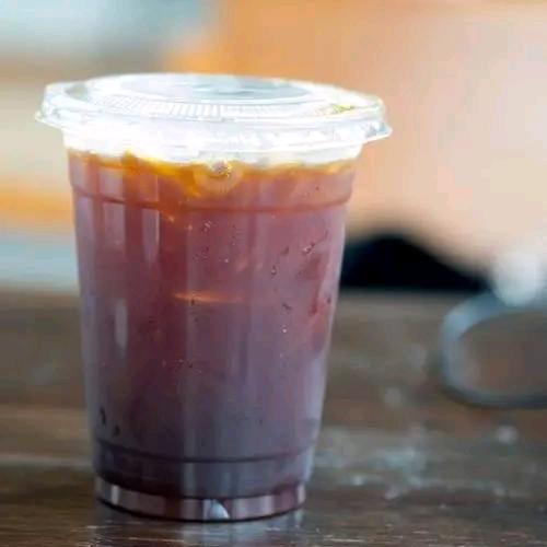 一杯冰美式。
