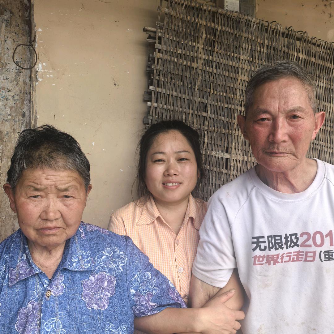 花花和养父养母（师傅罗大锤)