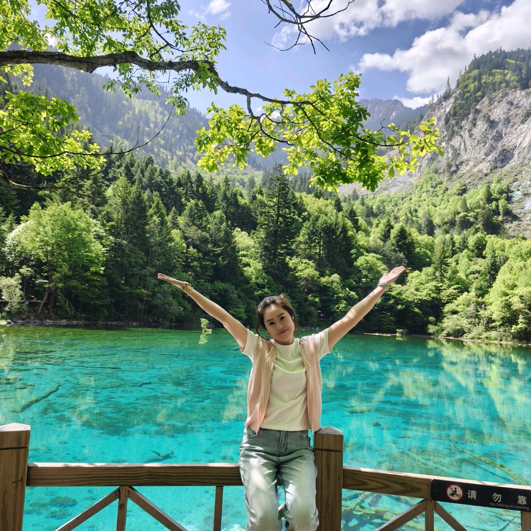 拿把雨伞装蘑菇