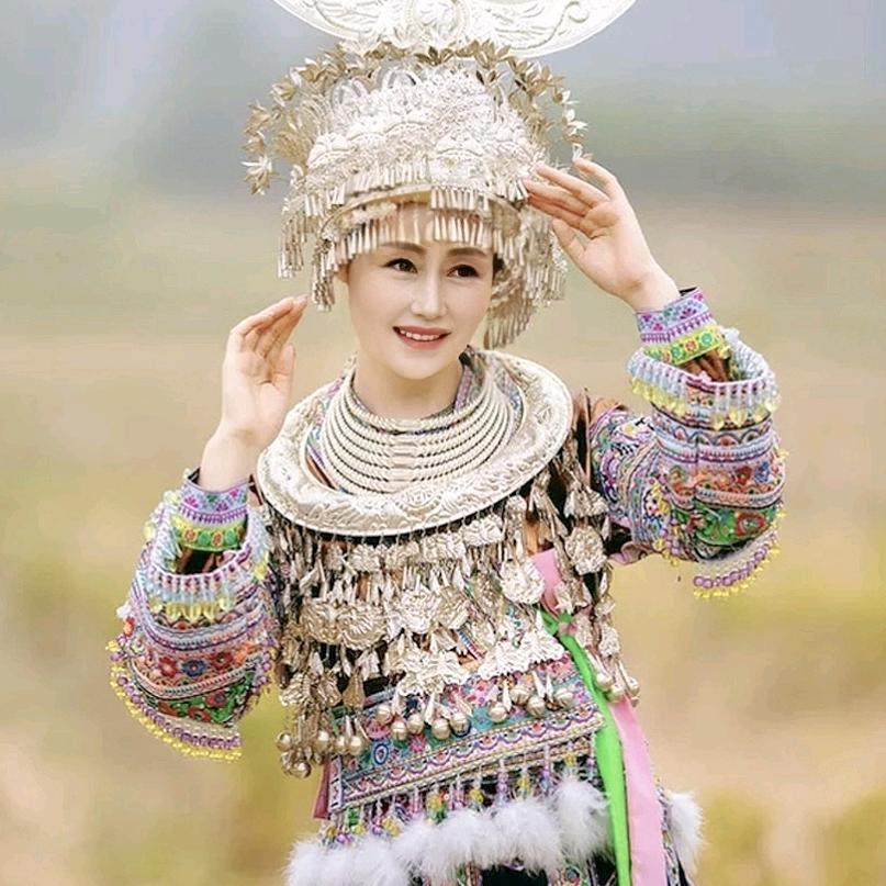 荣爱荣头像