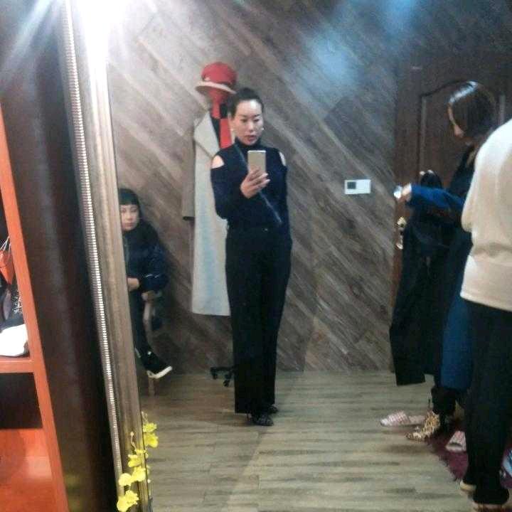 南阳霞姐（新一副食烟酒店）