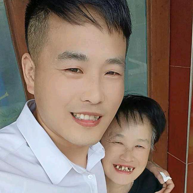 张小猪（带着聋哑妈妈在宁波打工）