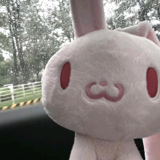 忧郁少女在城市